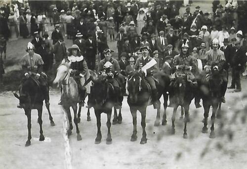 Fête du Commerce (1909) - Cavaliers sur la place