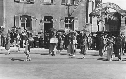 Ostensions 1953 - Devant l'entrée du lycée