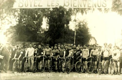 Cyclistes - Départ des courses - Fête du Commerce (1911)